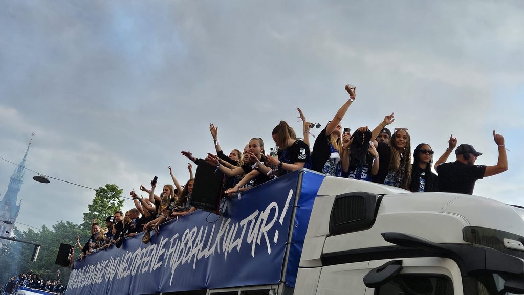 HSV-Frauen auf dem Truck