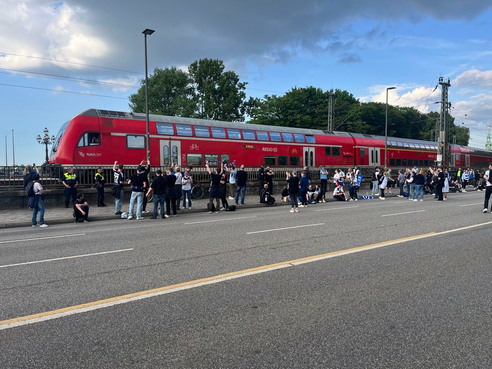 RE70 Richtung Kiel hält auf der Lombardsbrücke