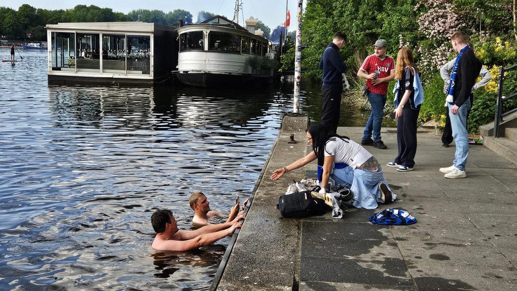 HSV-Fans baden in der Alster
