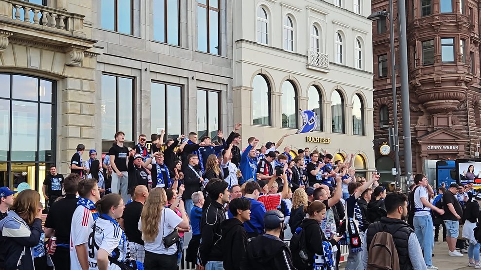 HSV-Fans fiebern am Jungfernstieg dem Bus entgegen