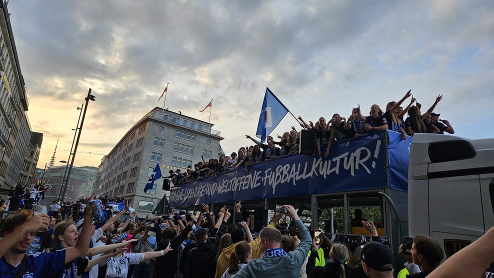 HSV-Frauen treffen am Rathausmarkt ein