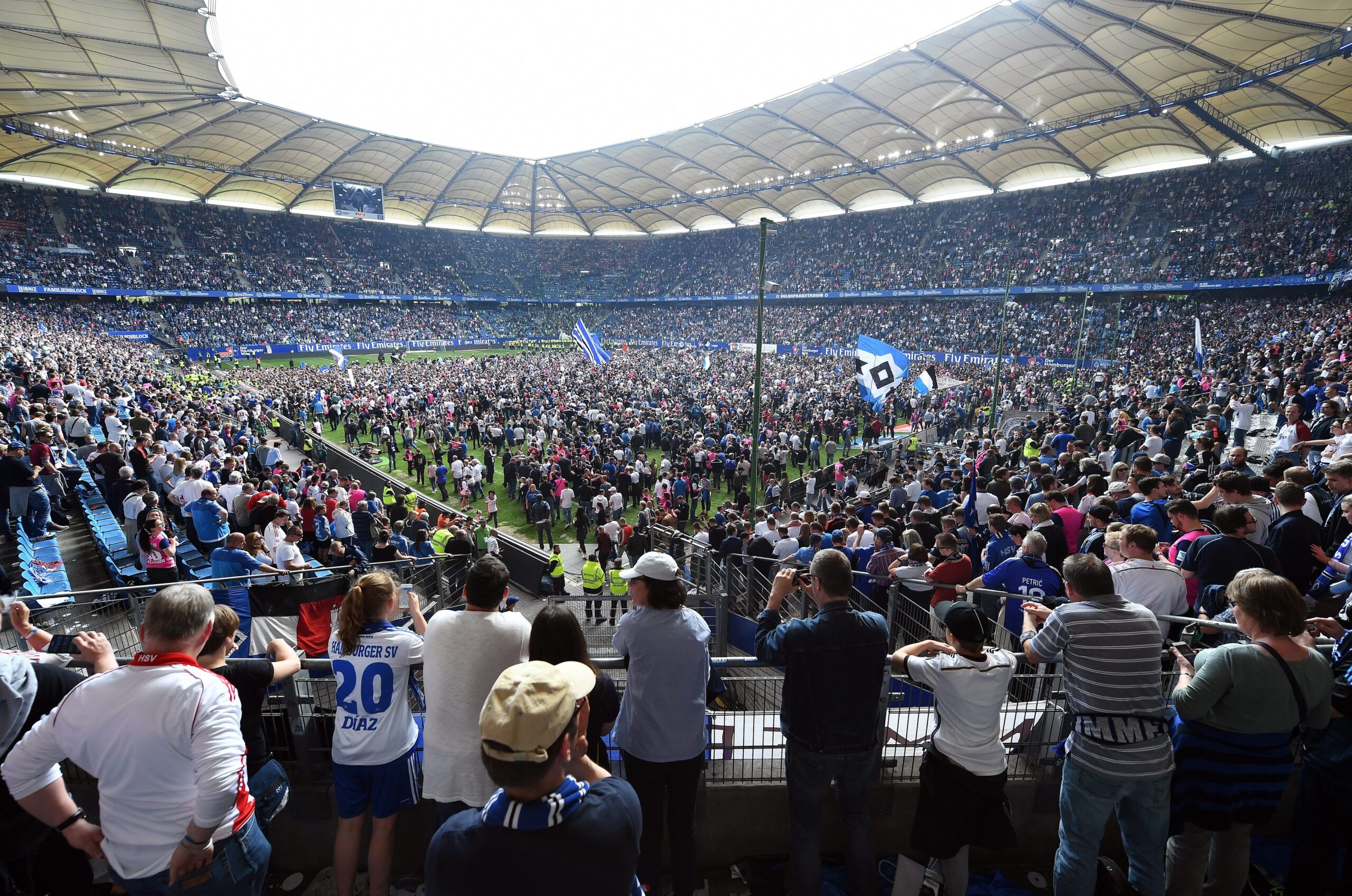 HSV-Fans stürmen den Platz