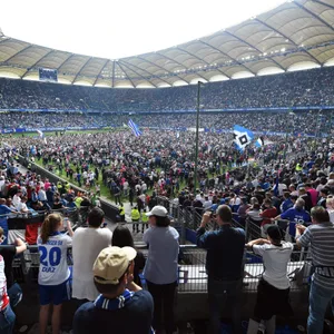 HSV-Fans stürmen den Platz
