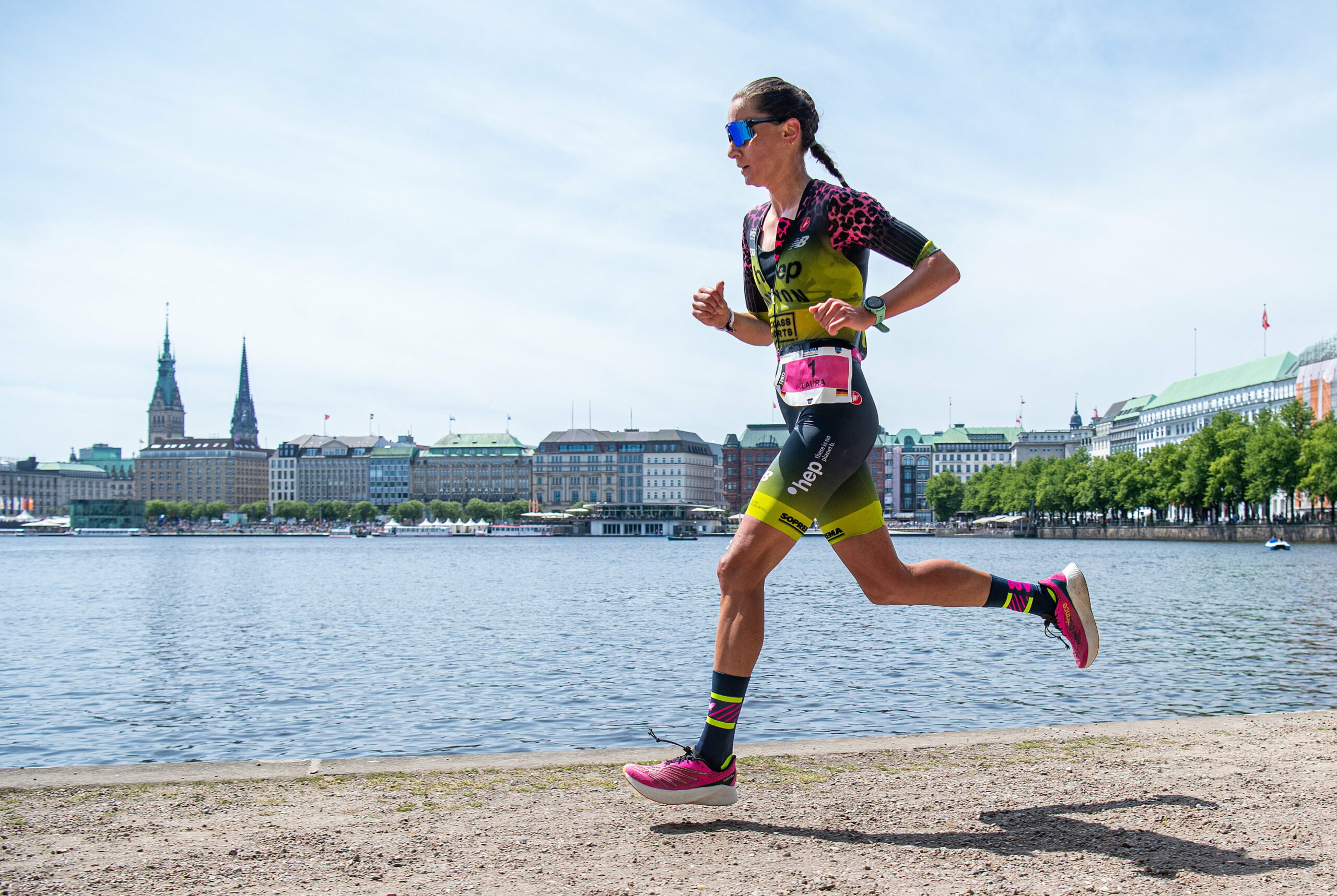 Laura Philipp joggt an der Binnenalster