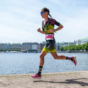 Laura Philipp joggt an der Binnenalster
