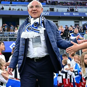 Felix Magath läuft ins Volksparkstadion ein