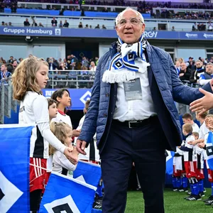 Felix Magath läuft ins Volksparkstadion ein