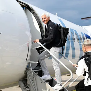 Andreas Bornemann steigt in ein Flugzeug
