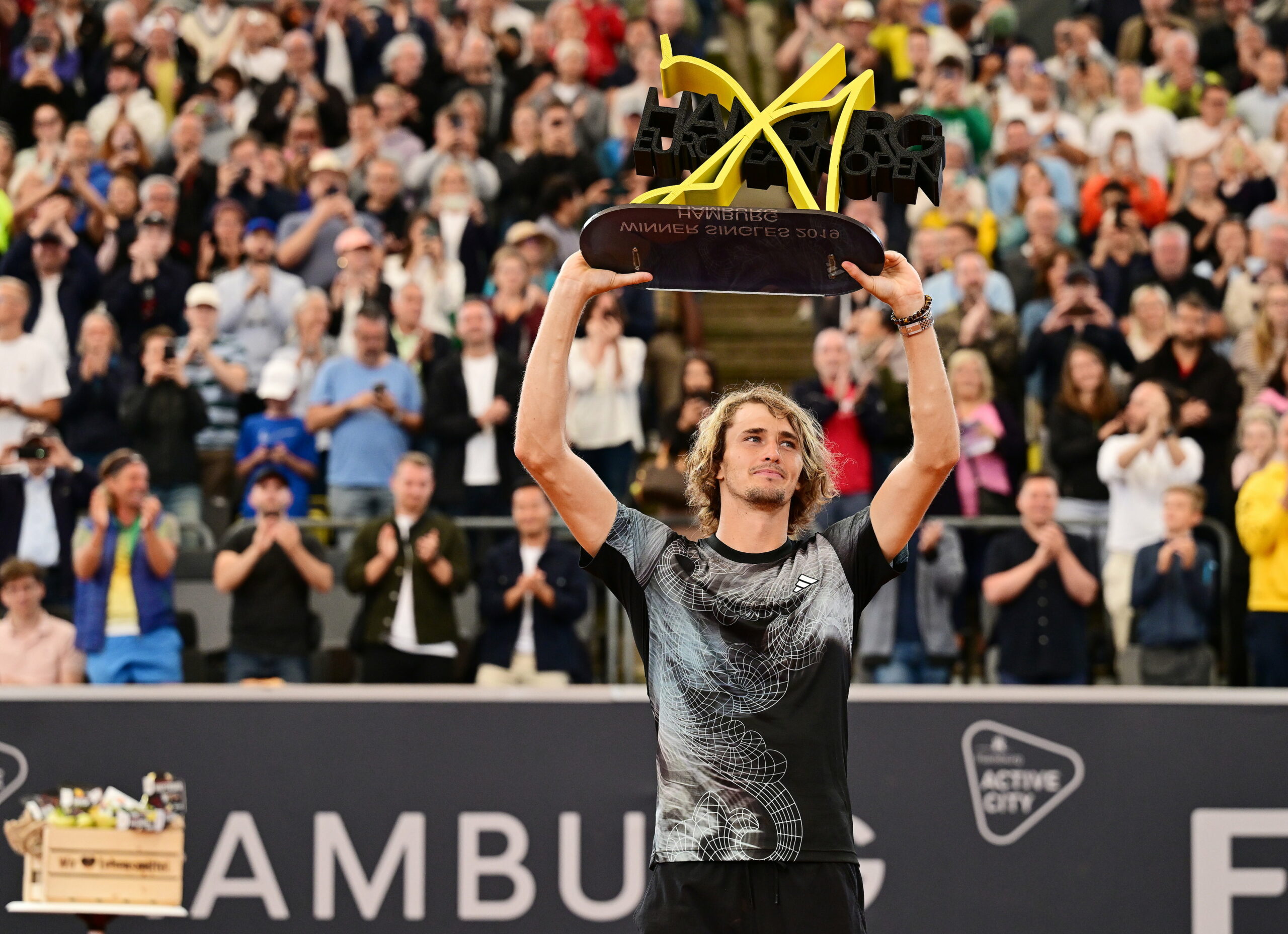 Alexander Zverev stemmt einen Pokal in die Höhe