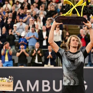 Alexander Zverev stemmt einen Pokal in die Höhe