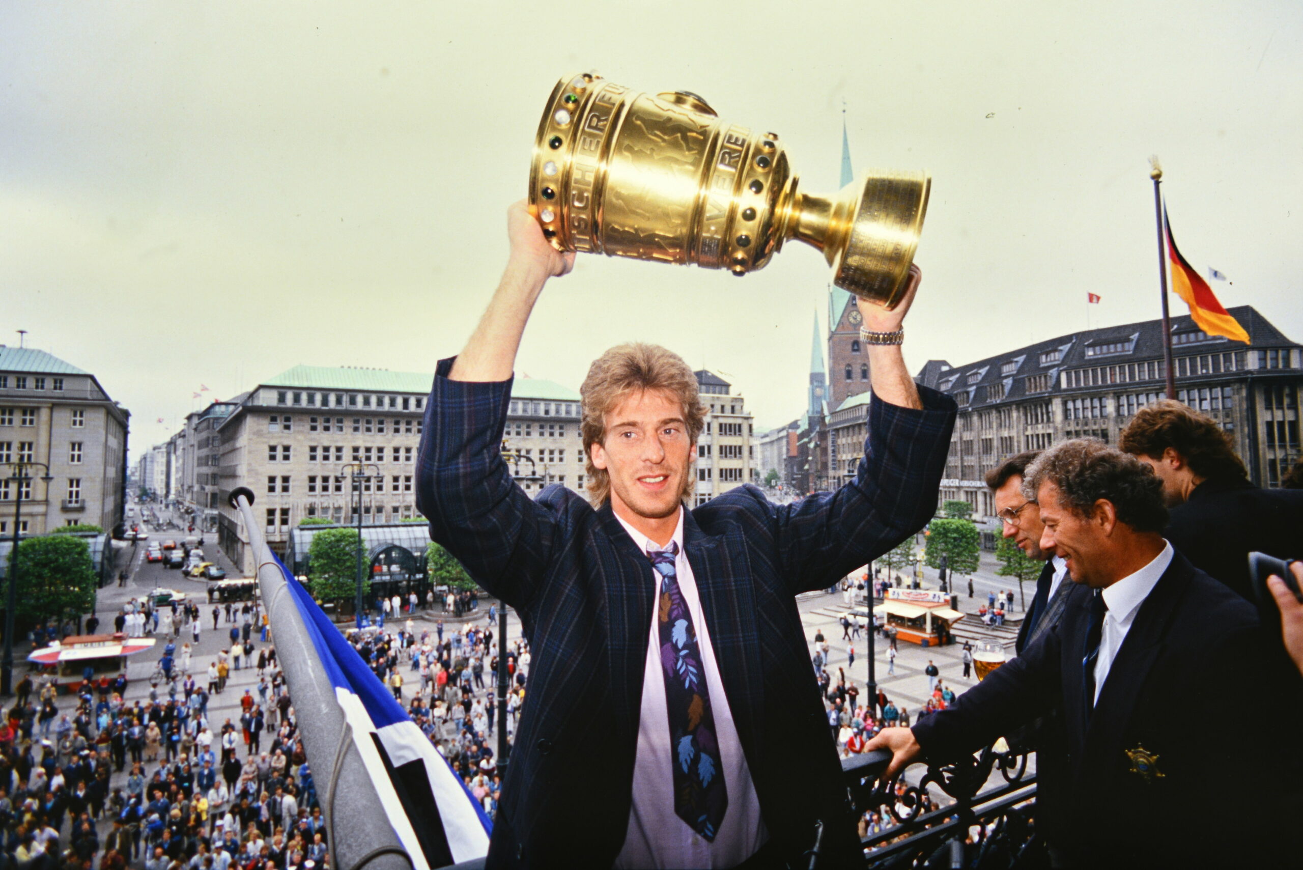 orwart Uli Stein präsentiert den Fans auf dem Rathausmarkt den DFB-Pokal