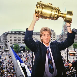 orwart Uli Stein präsentiert den Fans auf dem Rathausmarkt den DFB-Pokal