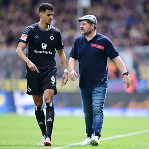 Robert Glatzel spricht mit Steffen Baumgart