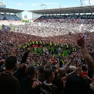 St. Pauli-Fans feiern auf dem Rasen des Millerntor-Stadions