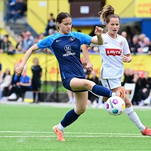 Elma Tanudjaja kontrolliert den Ball, dahinter lauert Tabea Schütt