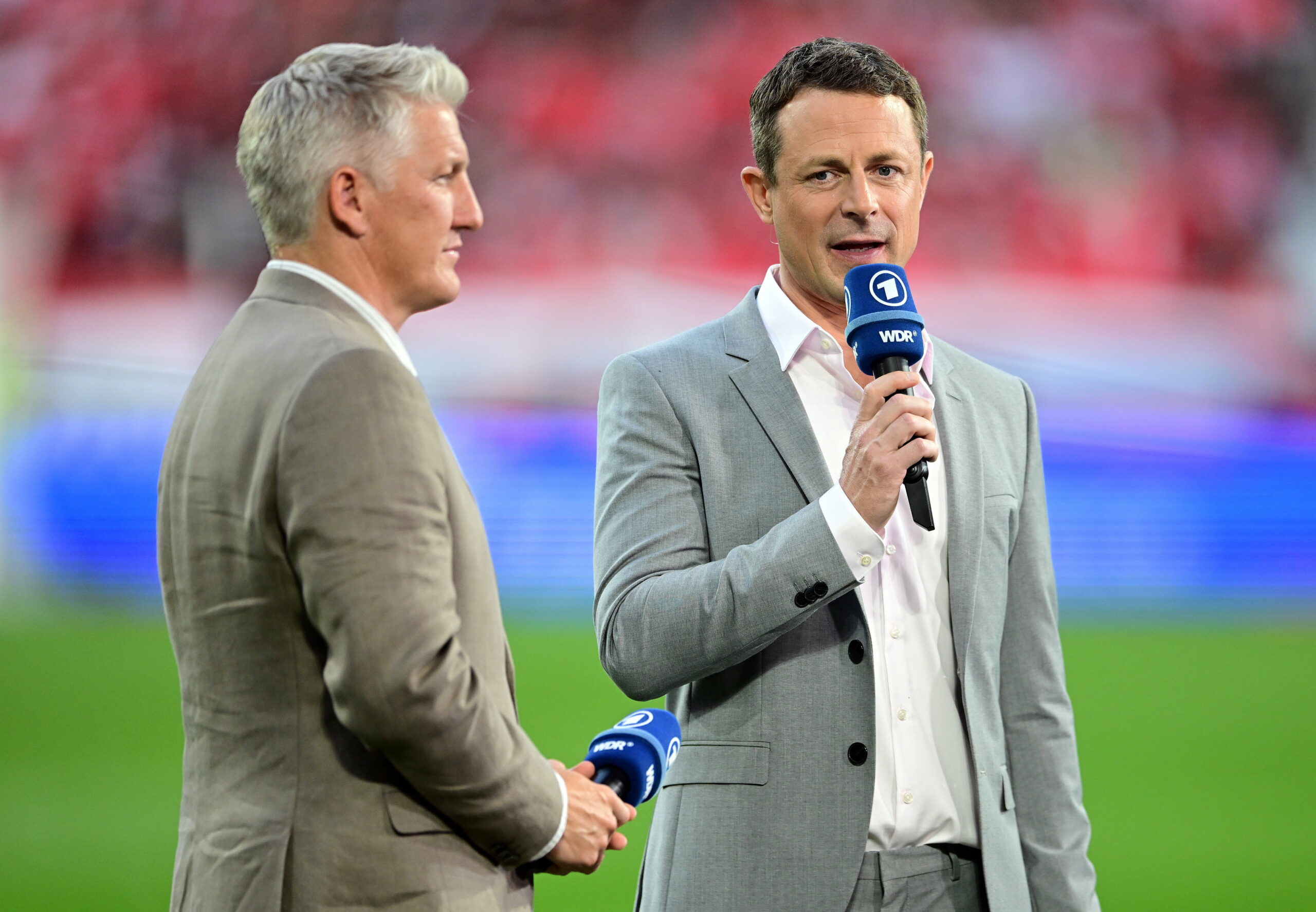 ARD-Moderator Alexander Bommes neben dem Experten Bastian Schweinsteiger