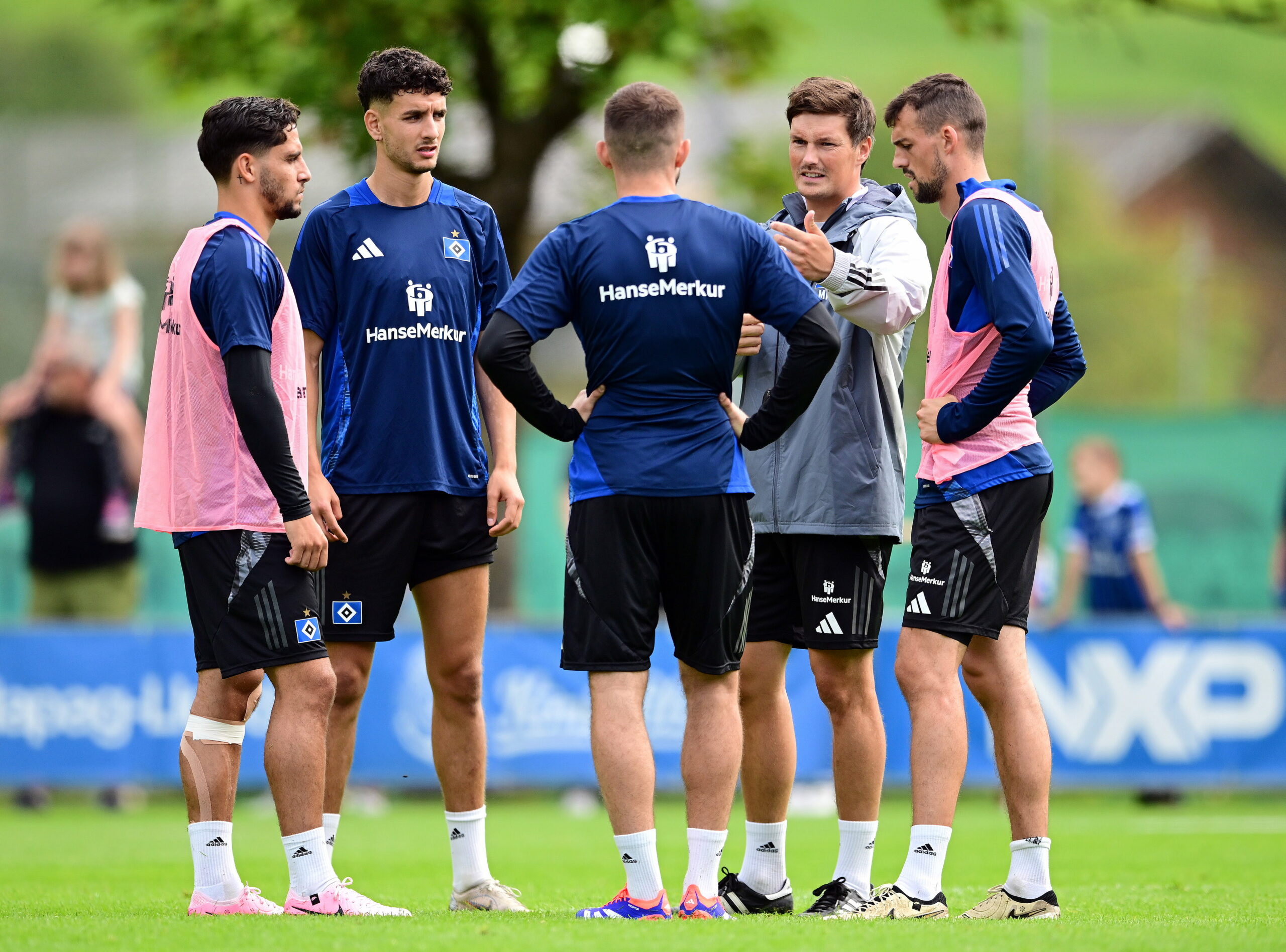 Ludovit Reis, Daniel Elfadli, Lukasz Poreba und Jonas Meffert im Training mit HSV-Coach Merlin Polzin