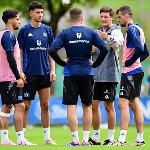 Ludovit Reis, Daniel Elfadli, Lukasz Poreba und Jonas Meffert im Training mit HSV-Coach Merlin Polzin