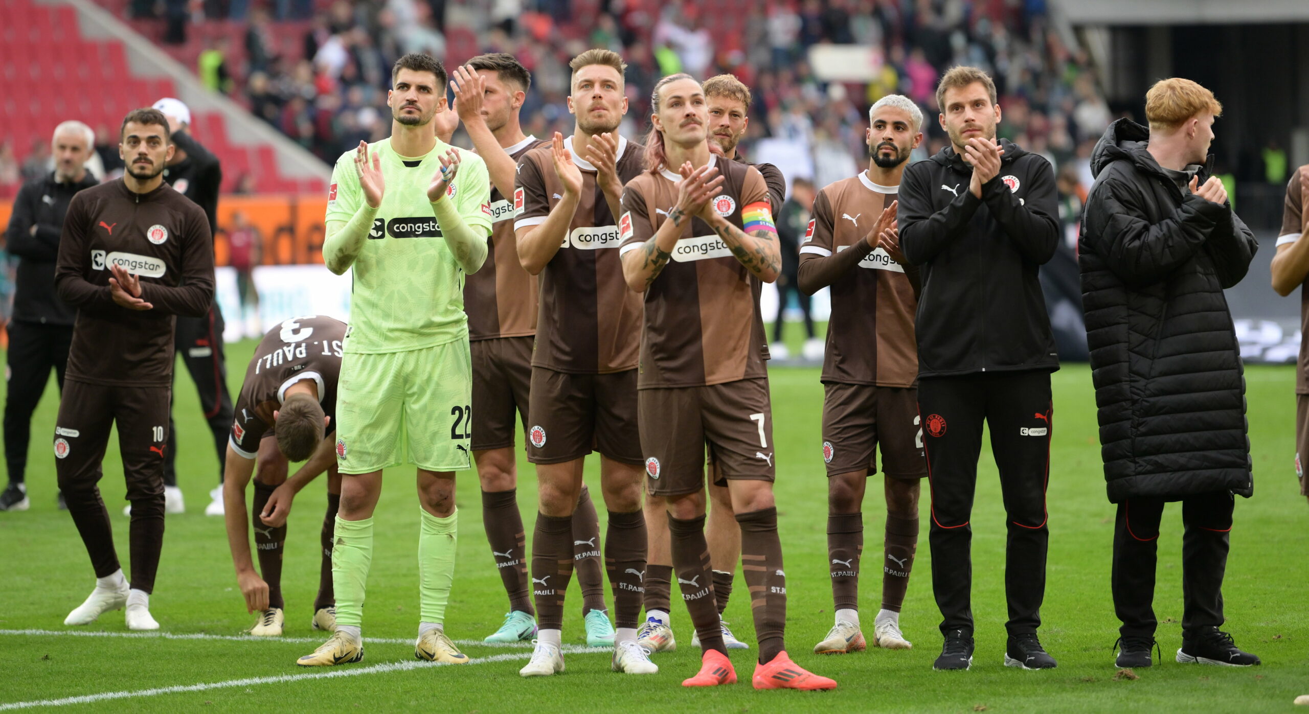 Nikola Vasilj, Hauke Wahl, Jackson Irvine, Carlo Boukhalfa, Elias Saad und Lars Ritzka applaudieren