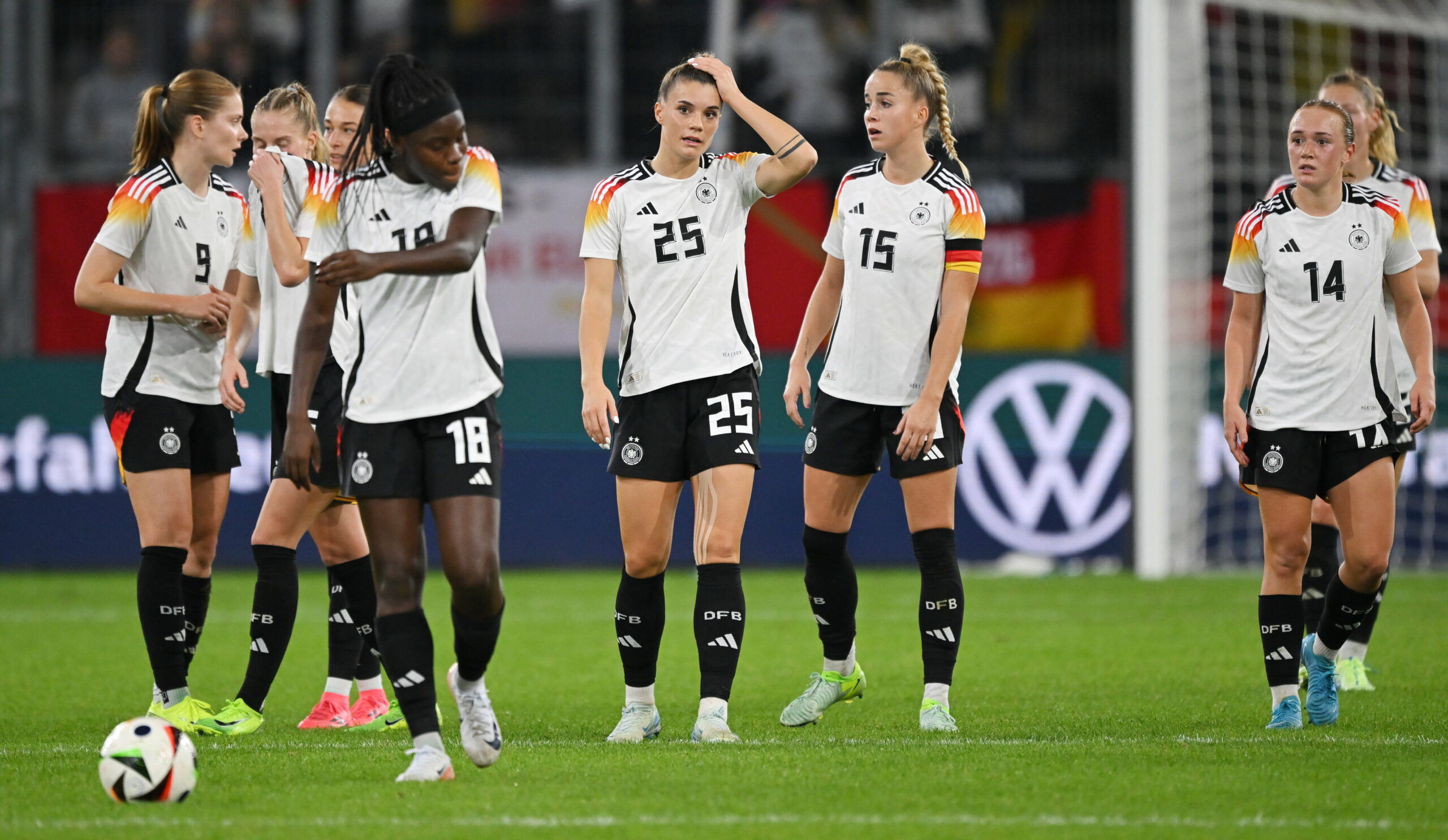 Sjoeke Nüsken, Nicole Anyomi, Selina Cerci, Giulia Gwinn, Lisanne Gräwe nebeneinander auf dem Spielfeld