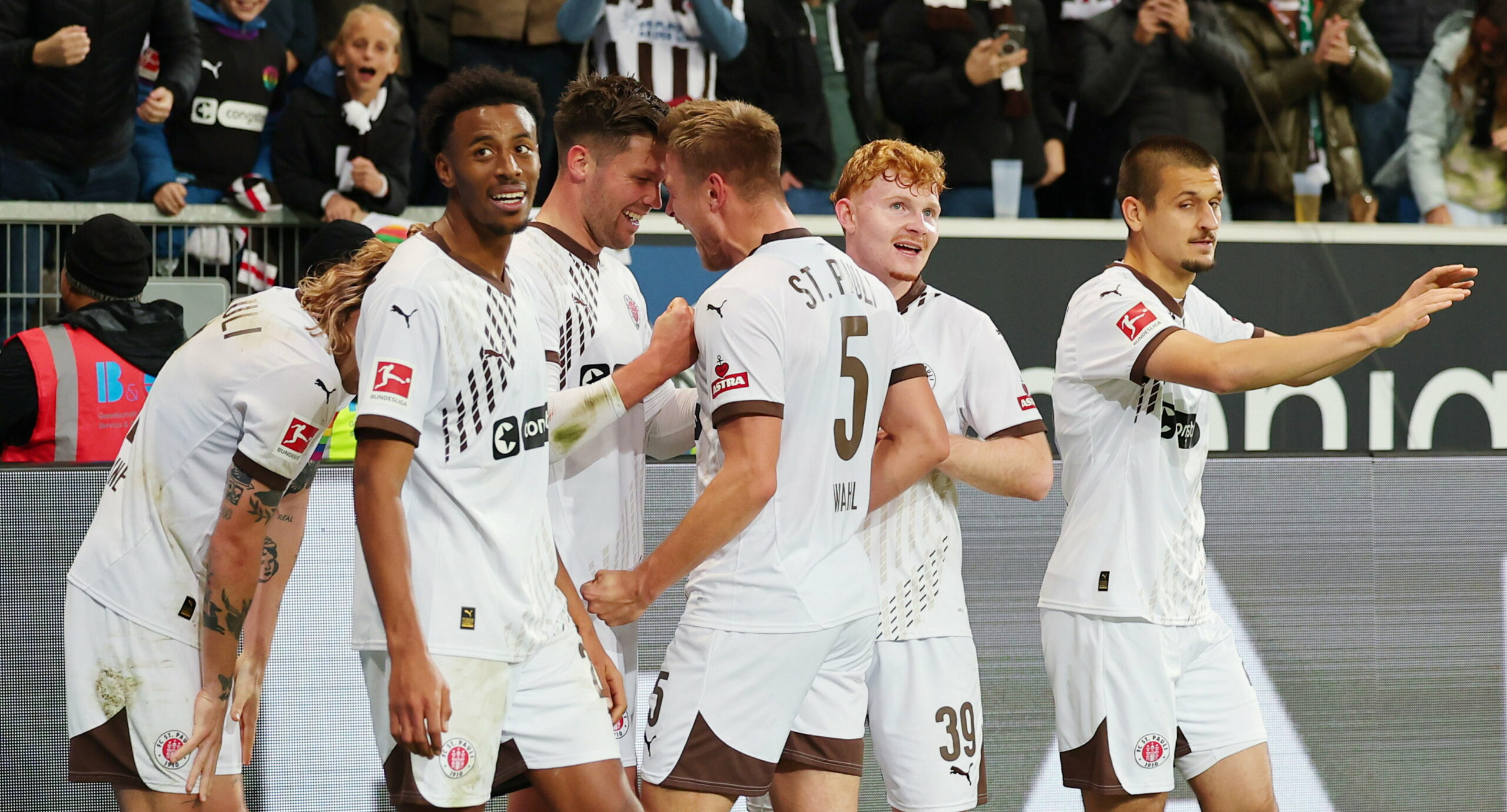 St. Paulis Profis jubeln über ein Tor in Hoffenheim.