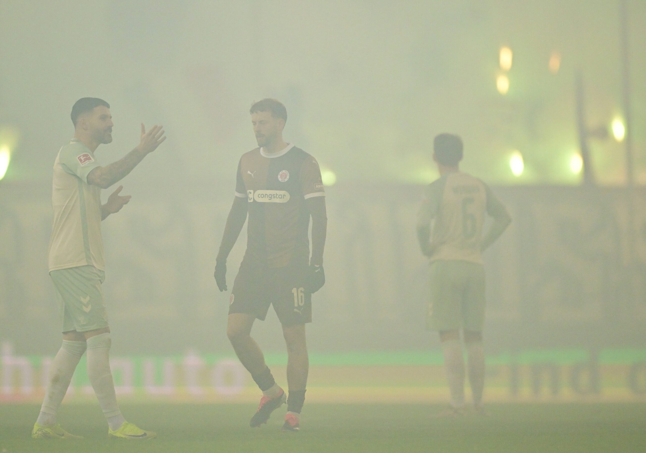St. Pauli gegen Werder im Pyro-Nebel