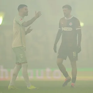 St. Pauli gegen Werder im Pyro-Nebel