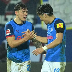 Nicolai Remberg klatscht mit Shūto Machino ab