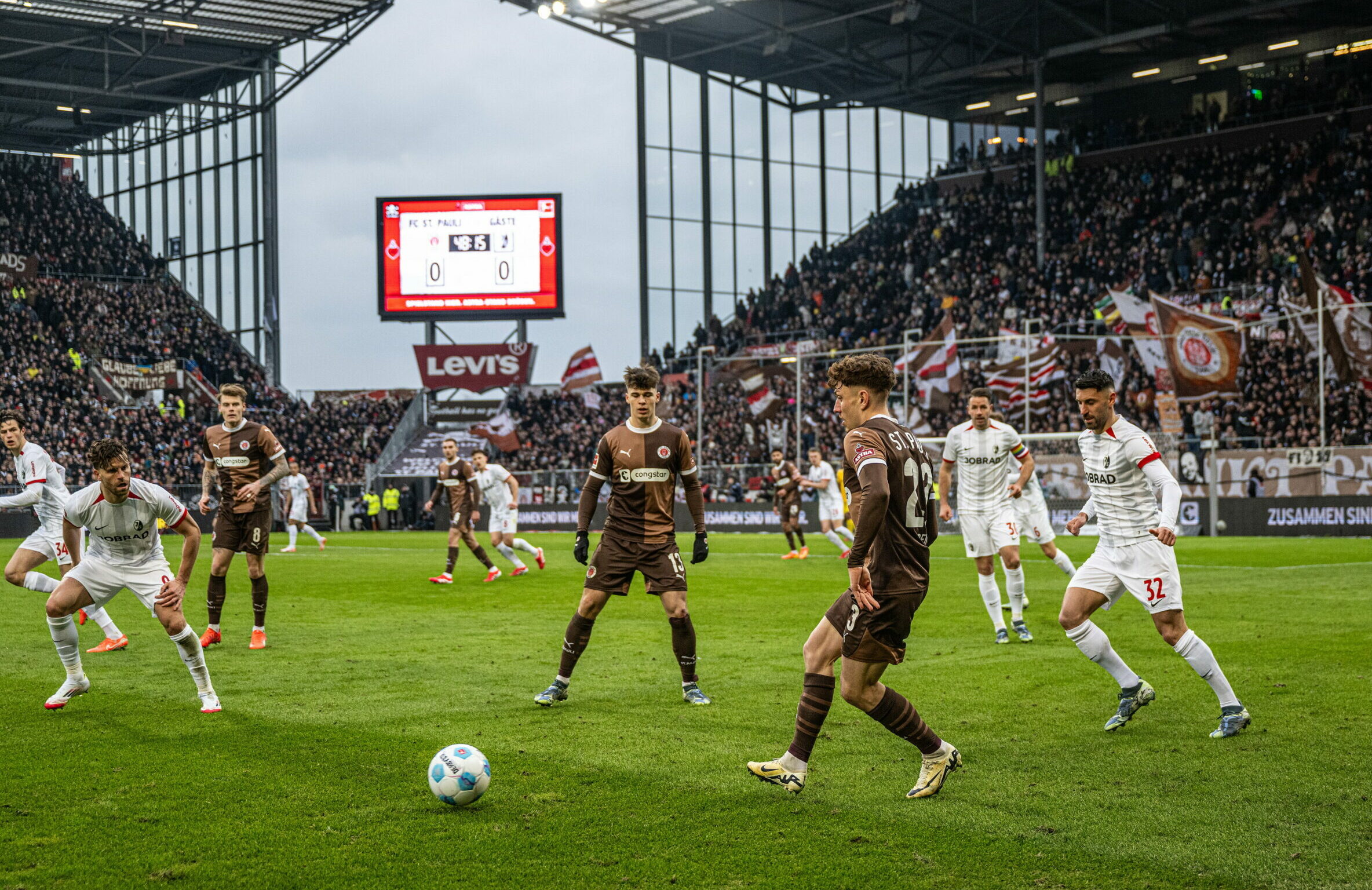 Philipp Treu spielt im Millerntor-Stadion einen Pass