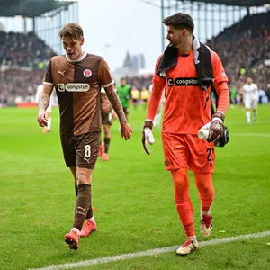 Eric Smith und Nikola Vasilj gehen vom Platz