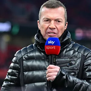 Lotthar Matthäus spricht am Sky-Mikrofon