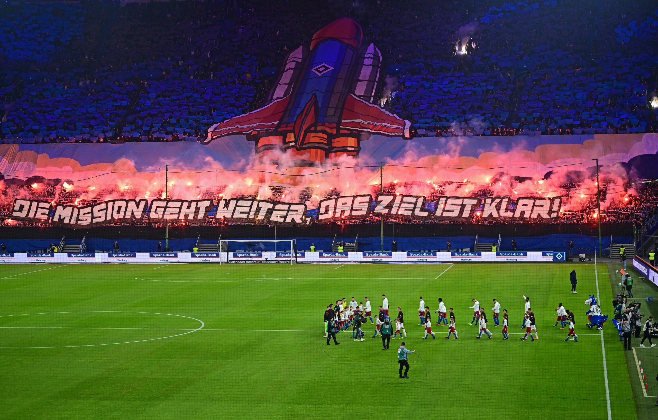 HSV-Fans brennen beim Einlaufen der Mannschaften Pyrotechnik auf der Nordtribüne ab