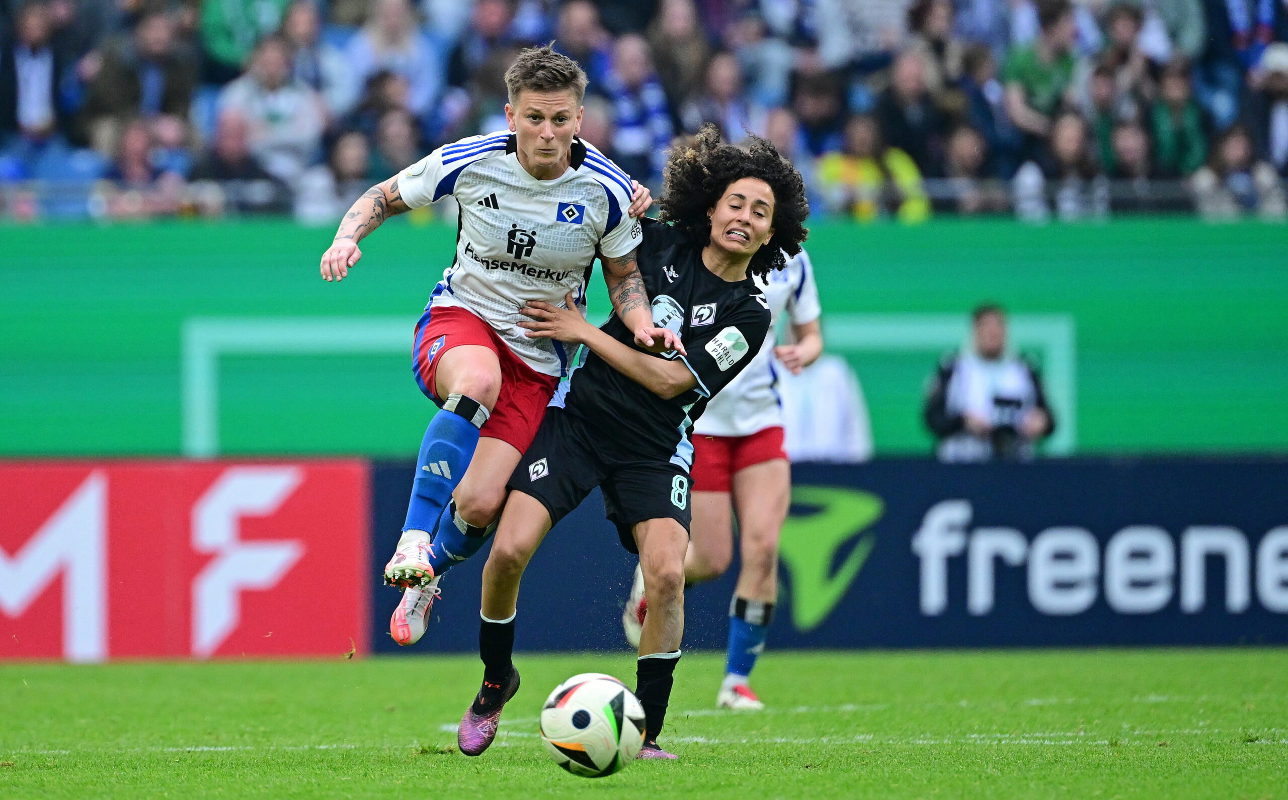 Jobina Lahr setzt sich im DFB-Pokal-Halbfinale energisch gegen die Bremerin Amira Arfaoui durch