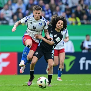 Jobina Lahr setzt sich im DFB-Pokal-Halbfinale energisch gegen die Bremerin Amira Arfaoui durch
