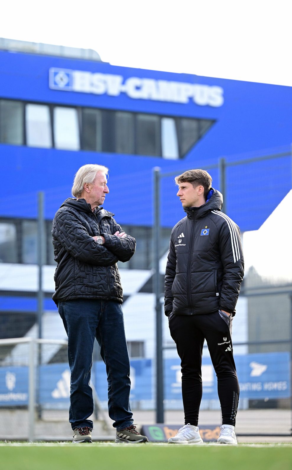 Horst Hrubesch tauscht sich mit Loic Favé aus