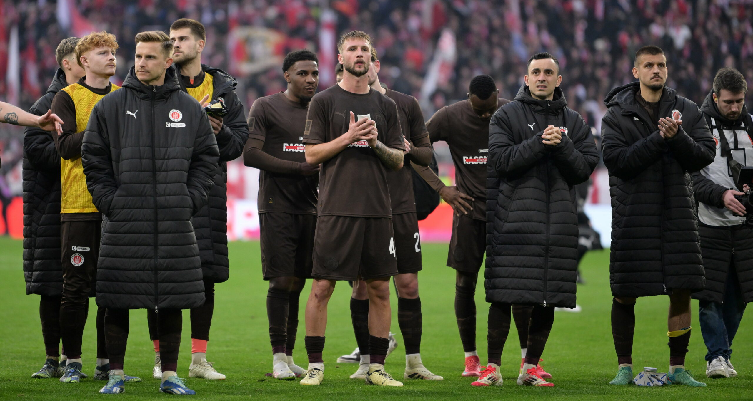 St. Paulis Profis bedanken sich nach einem Spiel bei ihren Fans.