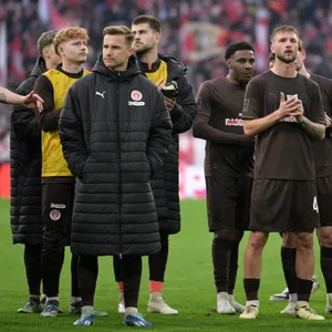 St. Paulis Profis bedanken sich nach einem Spiel bei ihren Fans.