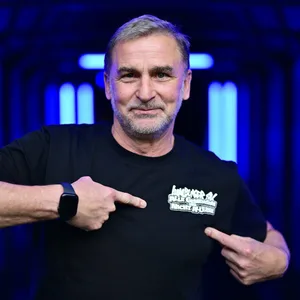 Stefan Kuntz zeigt auf sein HSV-Shirt