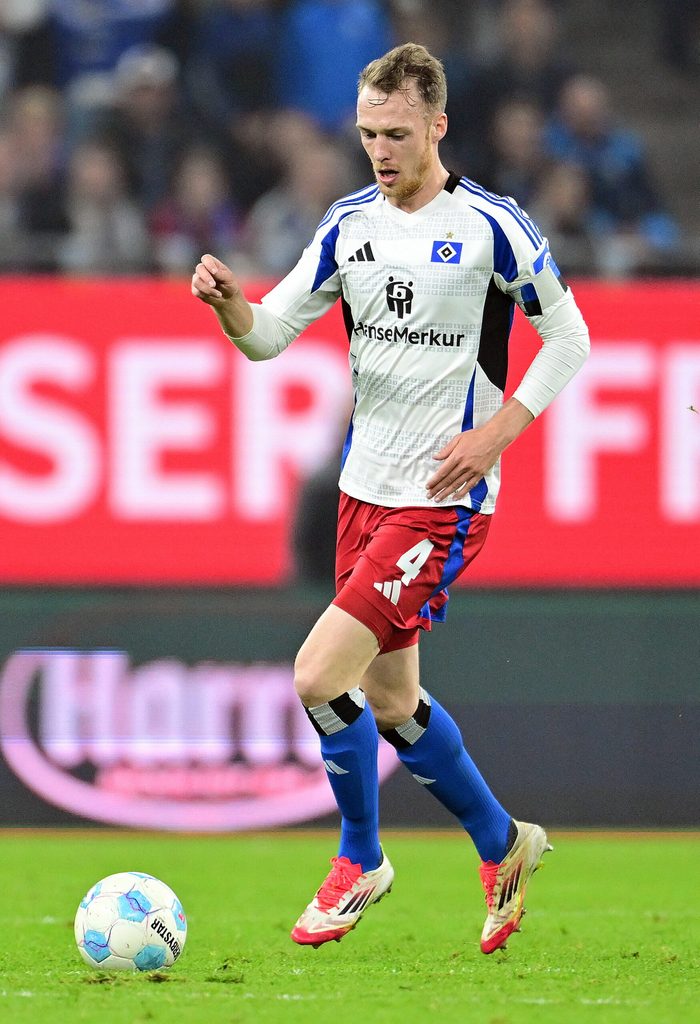 Sebastian Schonlau dribbelt am Ball