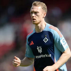 HSV-Kapitän Sebastian Schonlau imsHSV-Sondertrikot