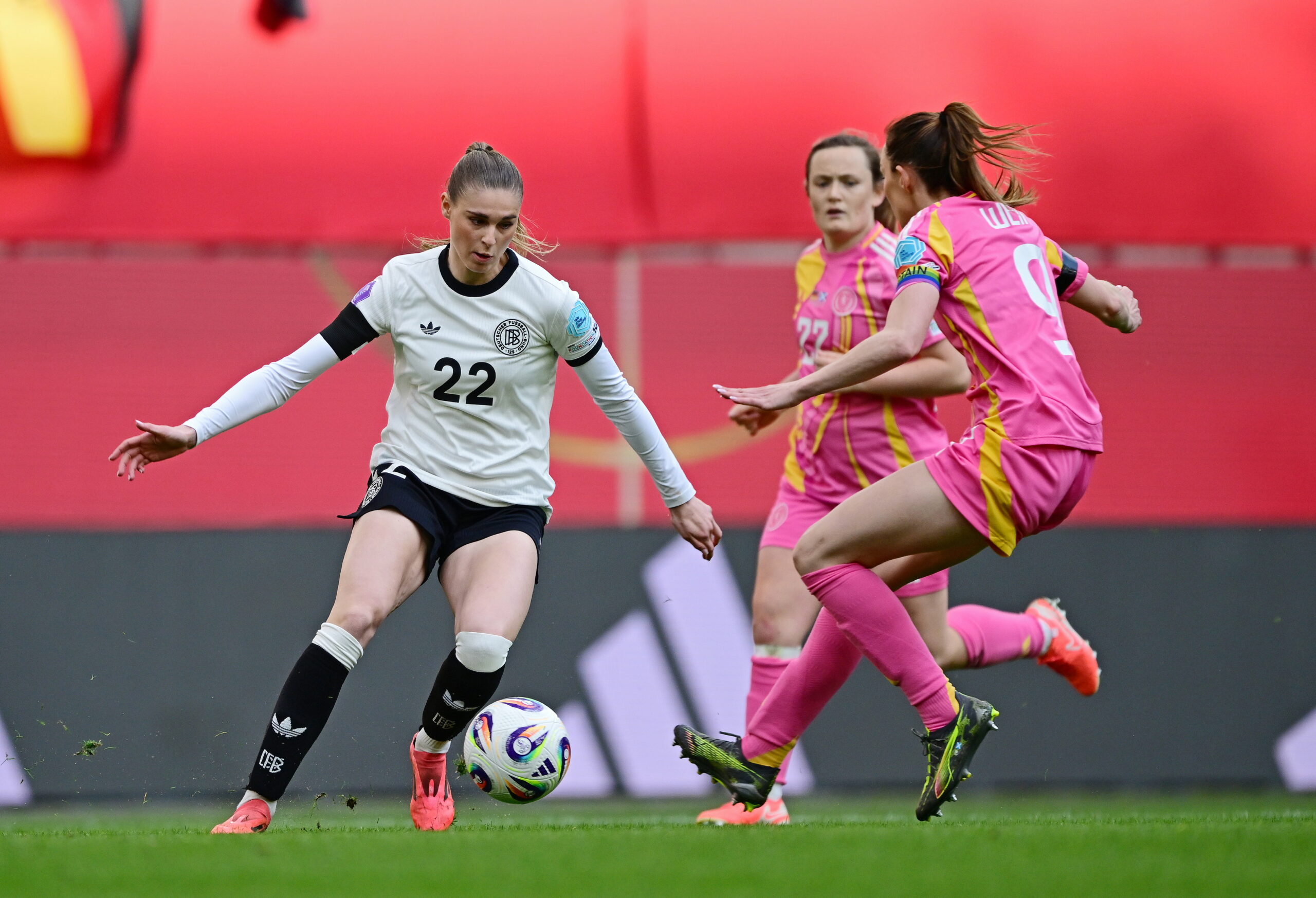 DFB-Star Jule Brand bei einem Nations-League-Spiel gegen Schottland