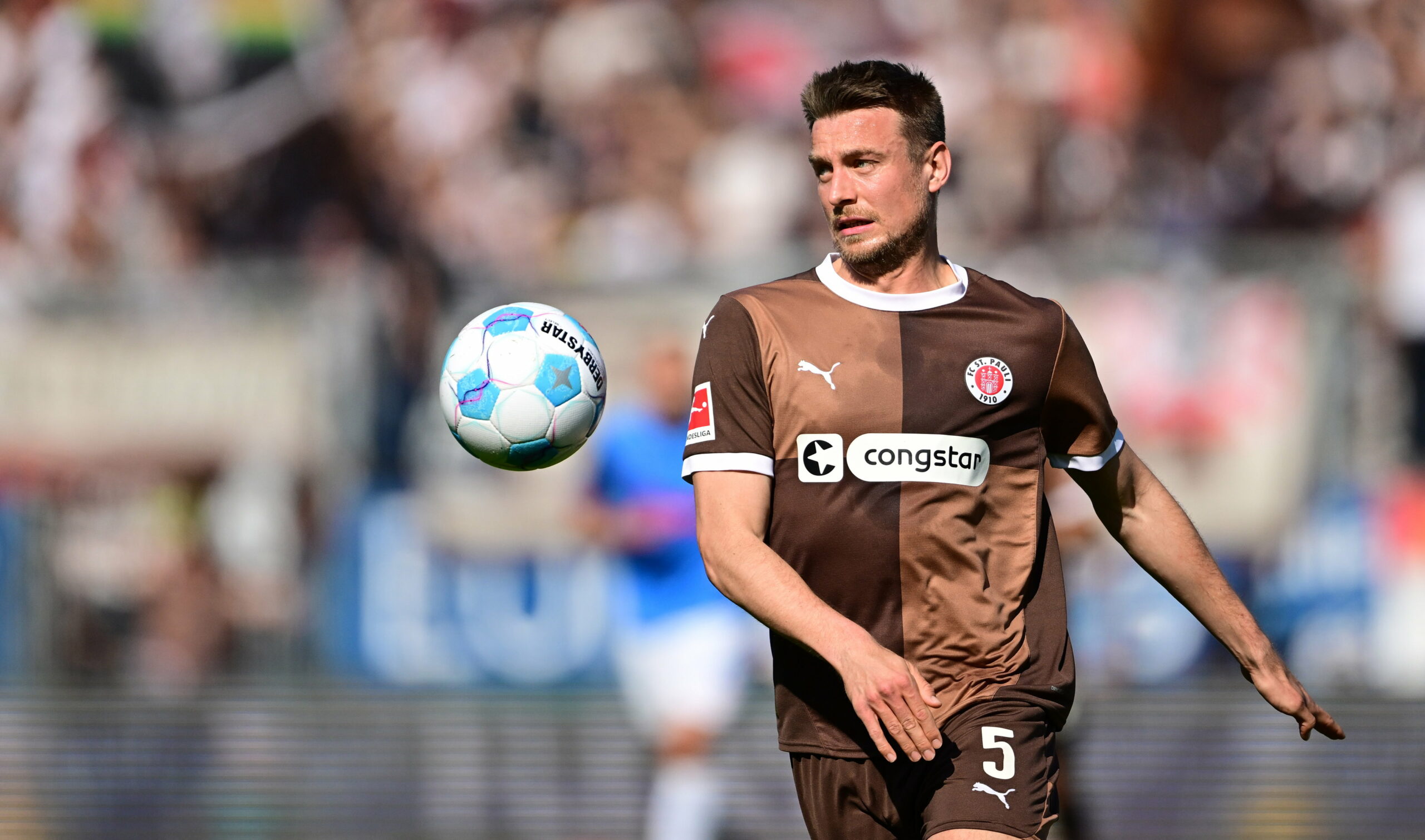 Hauke Wahl hat den Ball im Blick