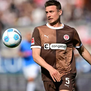 Hauke Wahl hat den Ball im Blick