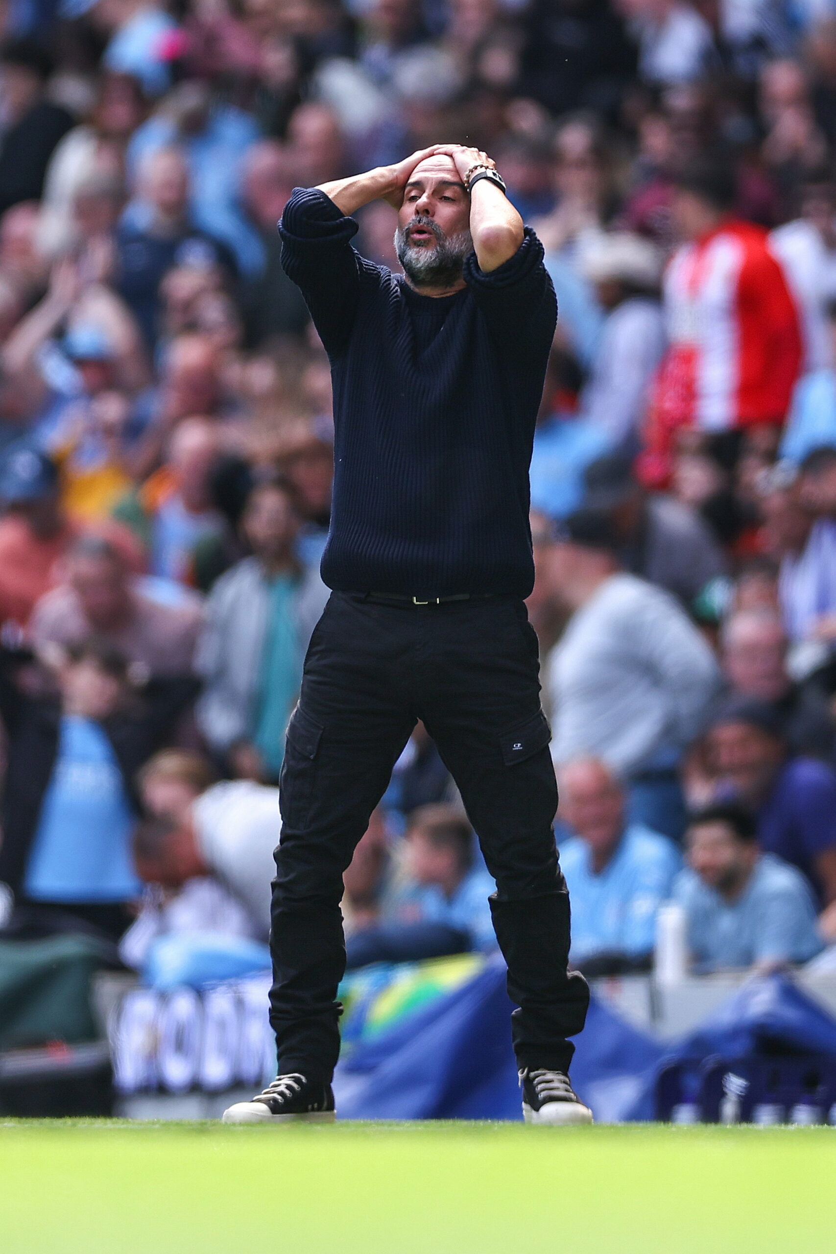 Pep Guardiola fasst sich an den Kopf