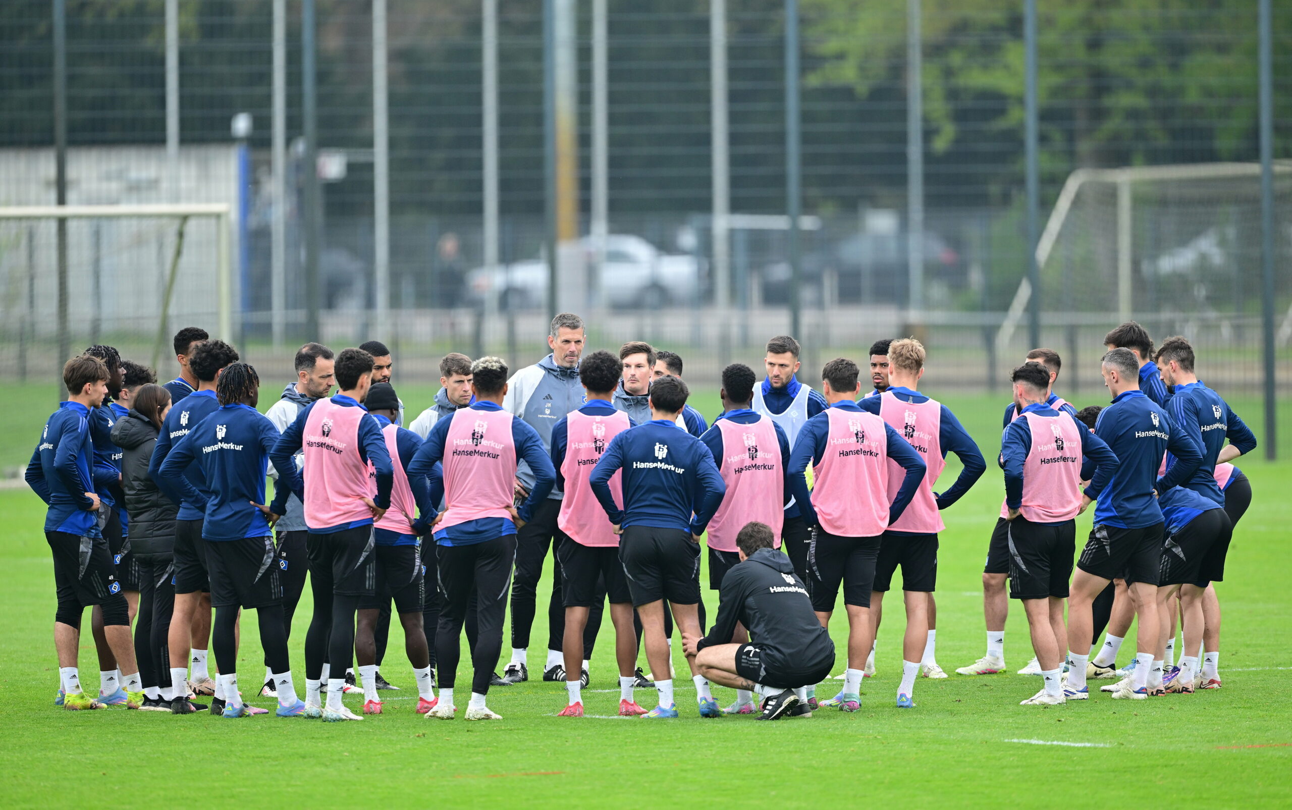 HSV-Trainer Merlin Polzin spricht auf dem Trainingsplatz im Volkspark zu seiner Mannschaft.