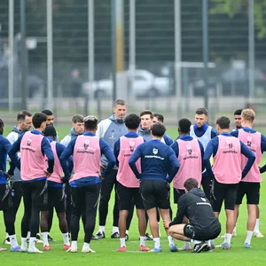 HSV-Trainer Merlin Polzin spricht auf dem Trainingsplatz im Volkspark zu seiner Mannschaft.