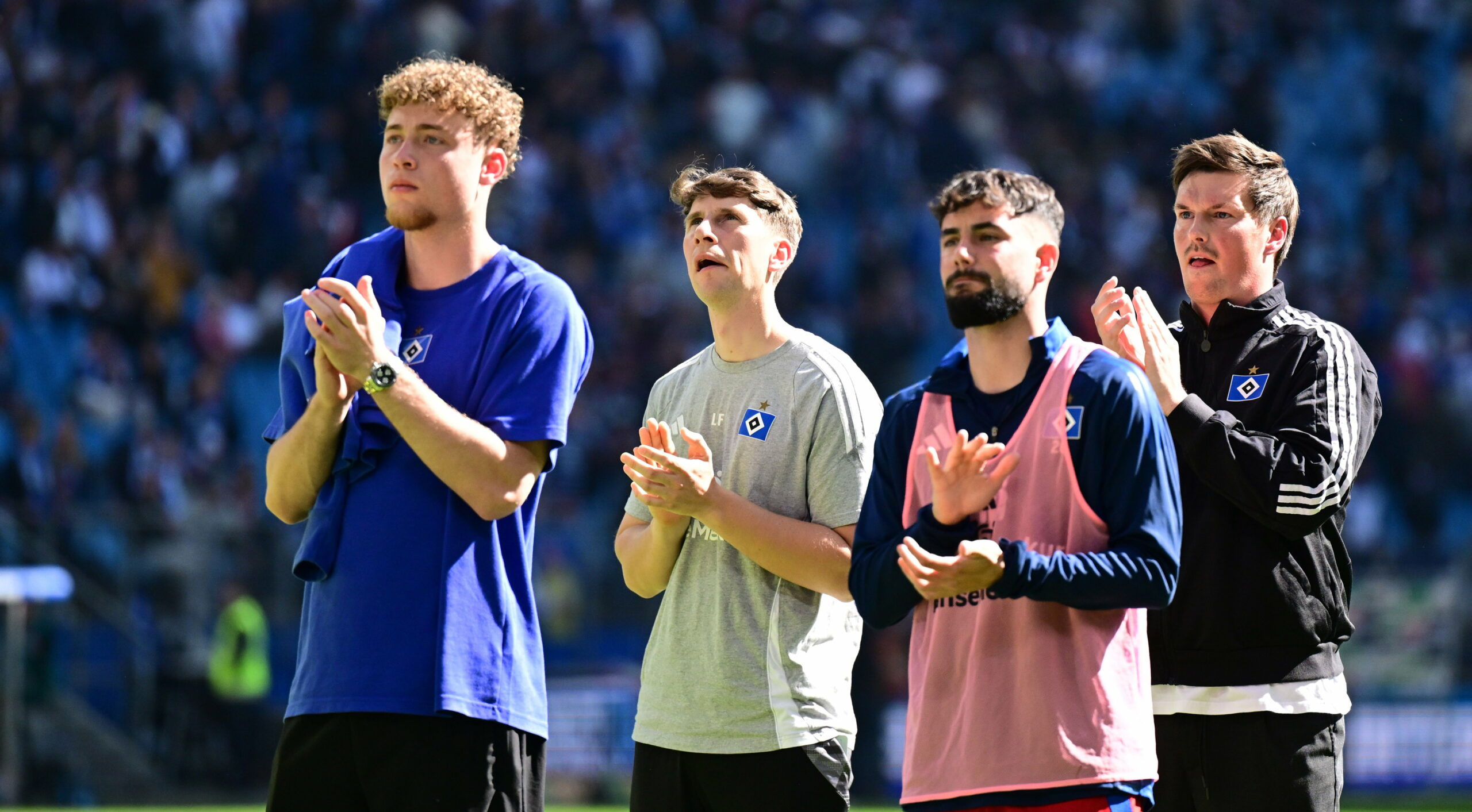 Hannes Hermann, Loic Favé, Marco Richter und Merlin Polzin klatschen vor der Nordtribüne in die Hände
