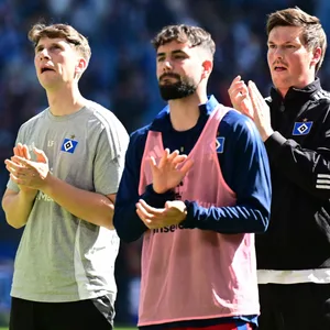 Hannes Hermann, Loic Favé, Marco Richter und Merlin Polzin klatschen vor der Nordtribüne in die Hände