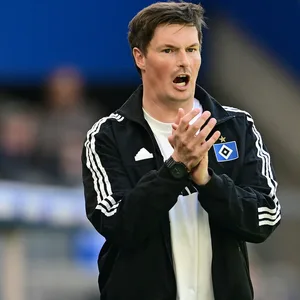 HSV-Trainer Merlin Polzin klatscht in die Hände