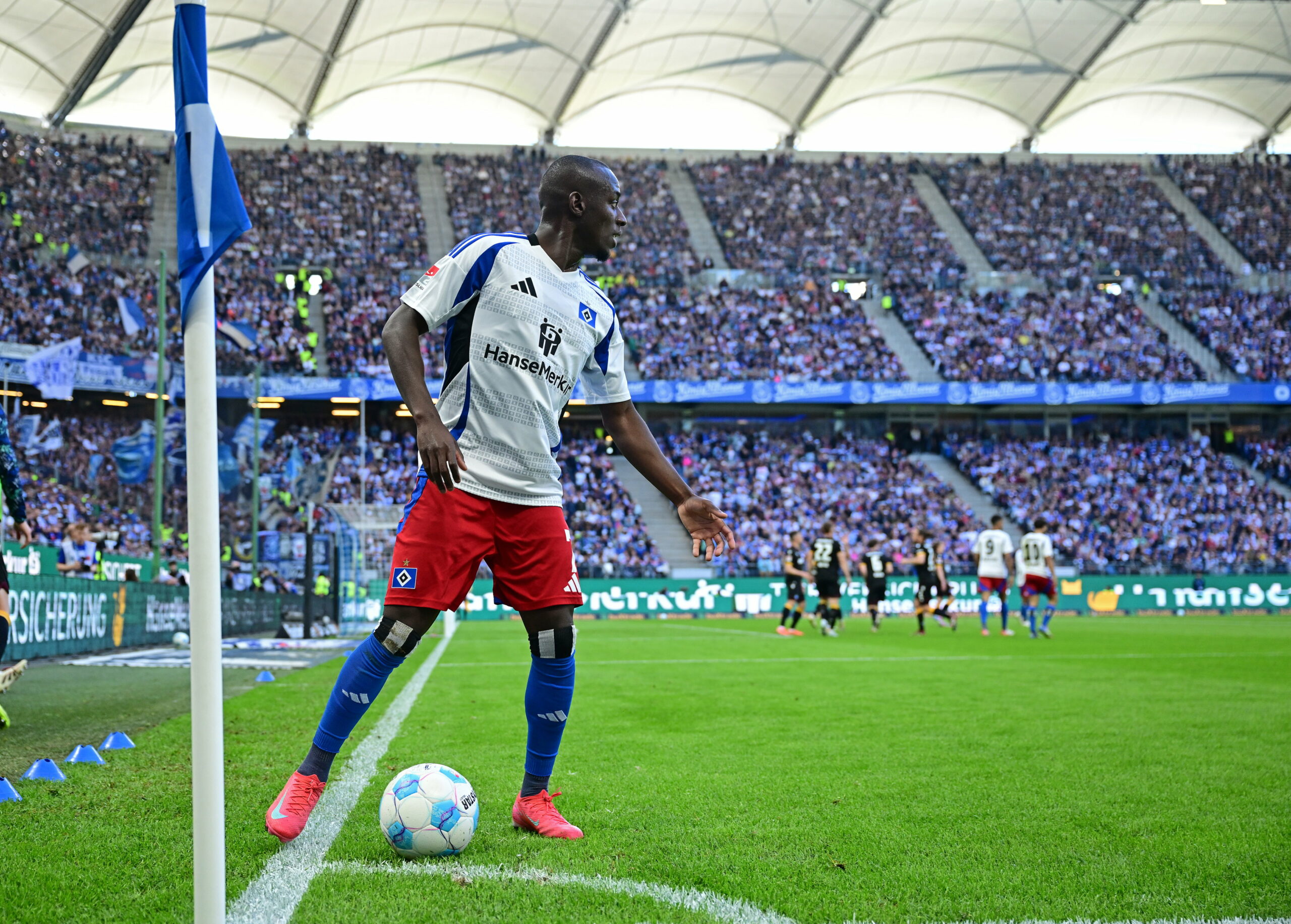 Jean-Luc Dompé legt sich den Ball vor einem Eckstoß zurecht.